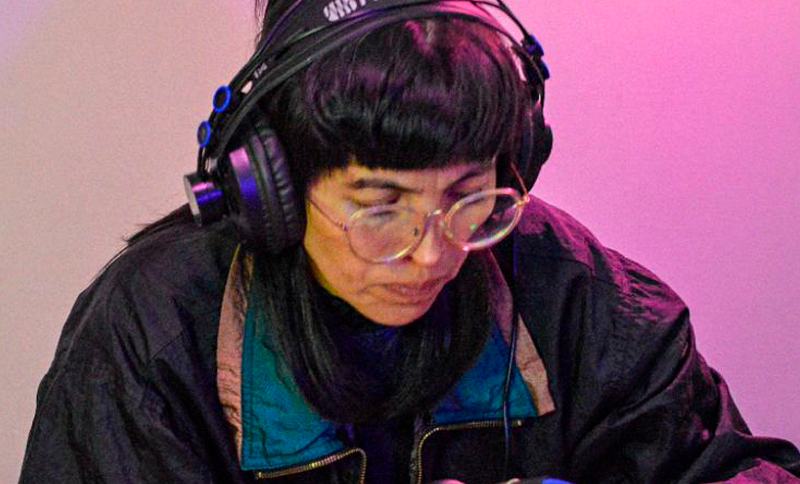 Mujer con audífonos