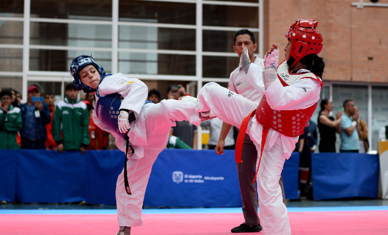 Niños compitiendo en el deporte Taekwondo