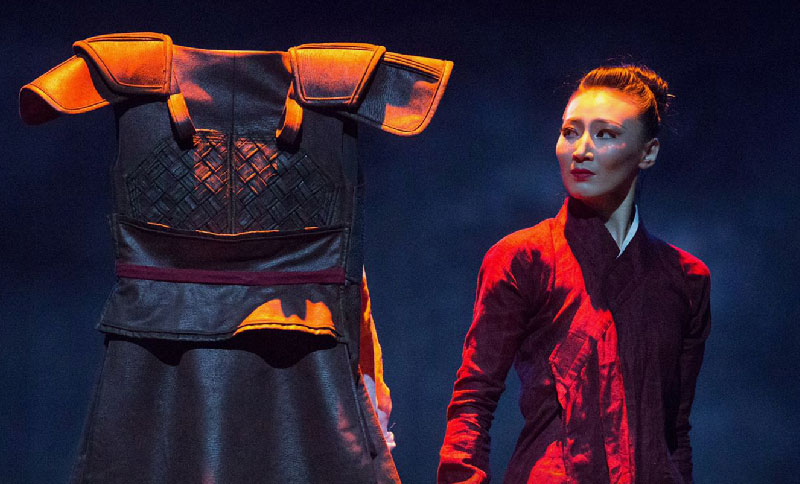 Mujer actuando en un escenario