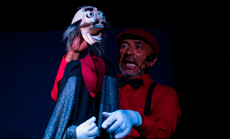 Marioneta en el escenario Teatro Hilos Mágicos 