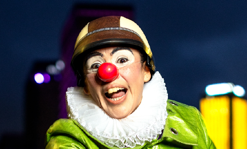 Artista de circo sonriendo ante la cámara