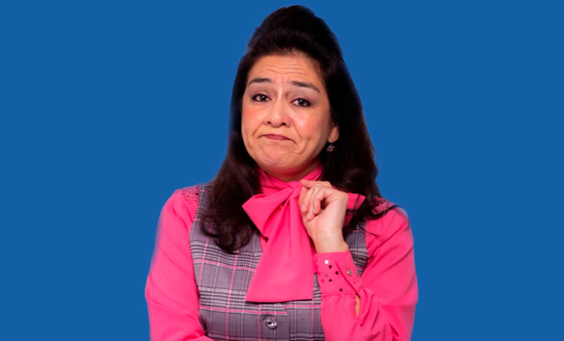 Mujer mirando a la cámara