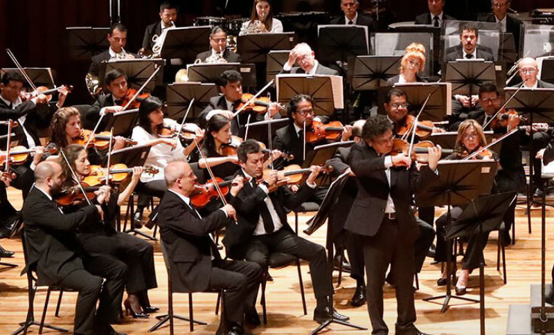 grupo filarmónico en un escenario