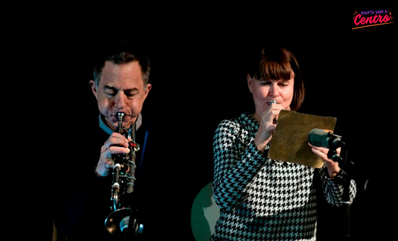 Un hombre y una mujer tocando  trompeta