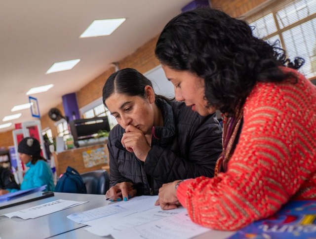 dos mujeres leyendo