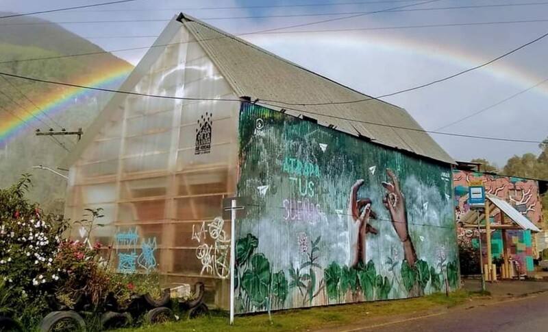Casa con graffitis
