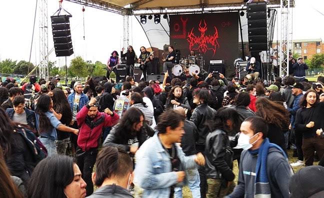 Grupo de personas en un escenario de rock