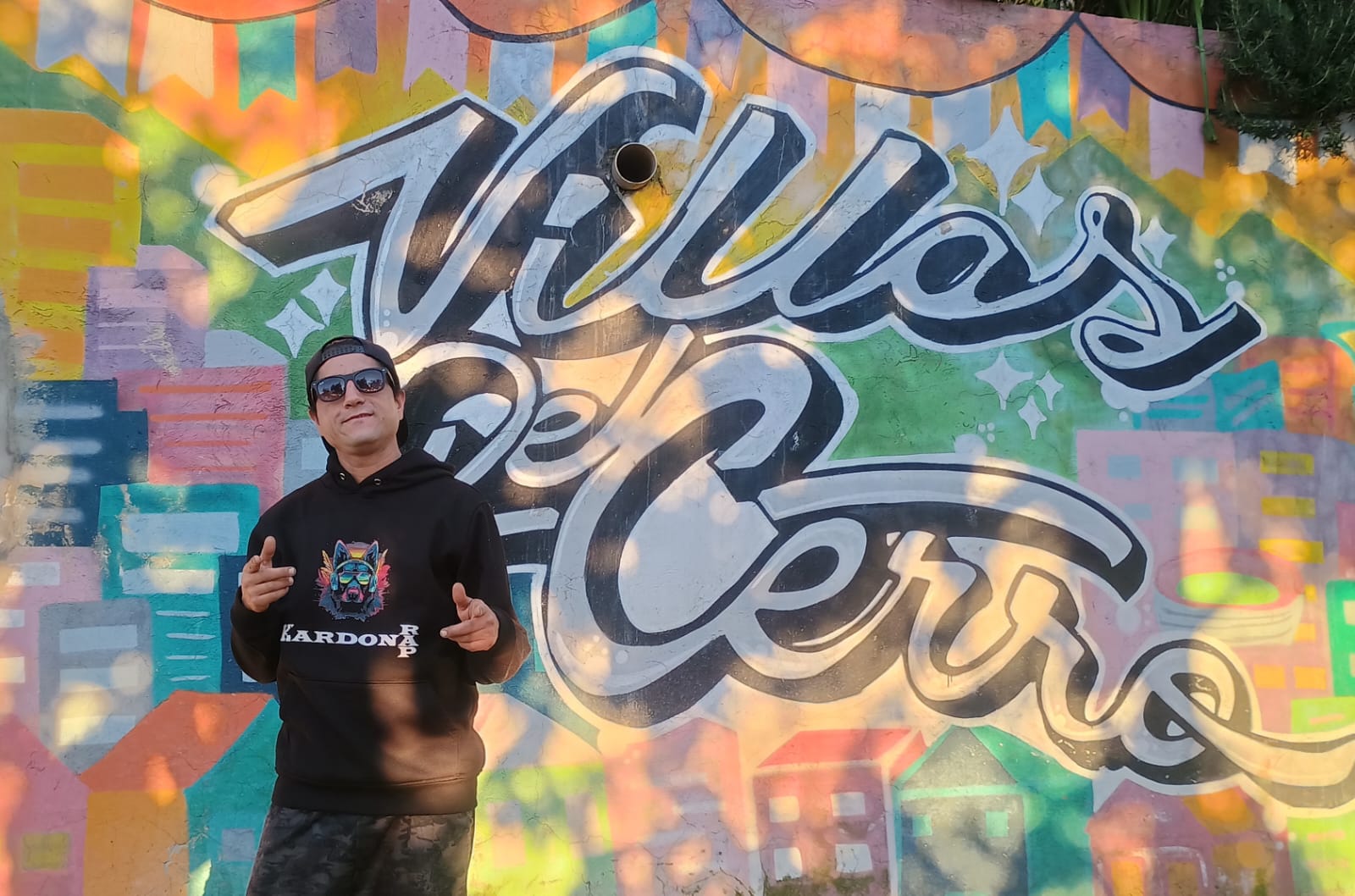 rapero con grafiti de fondo
