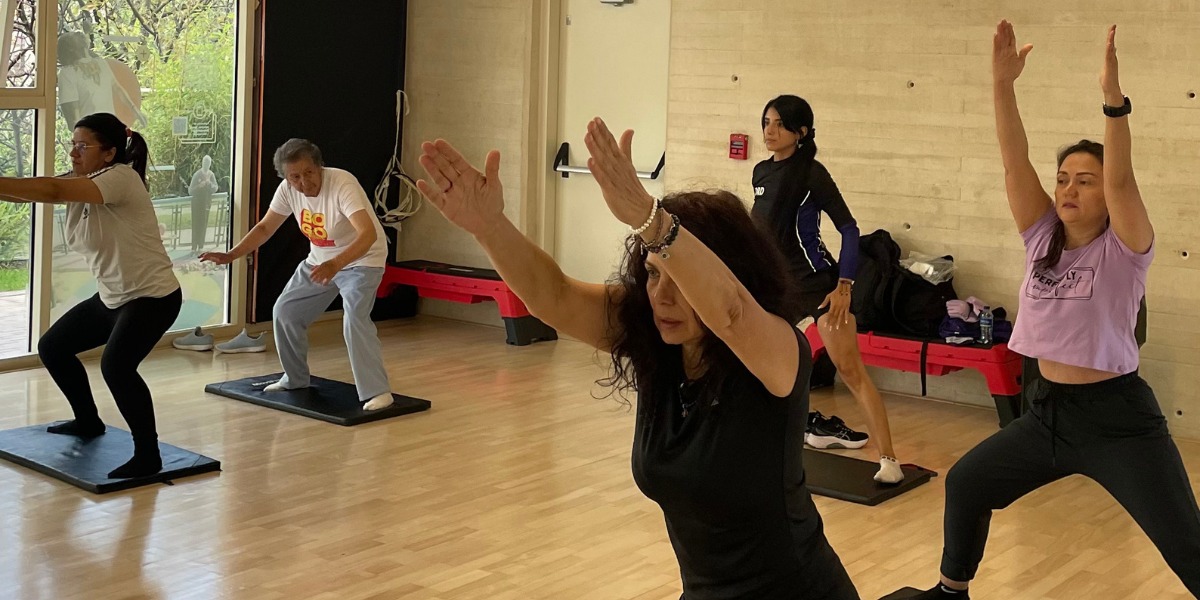 Personas tomando clase de yoga.