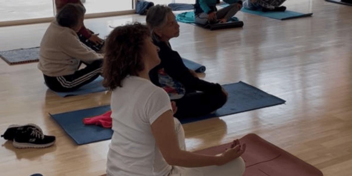 Personas haciendo yoga.