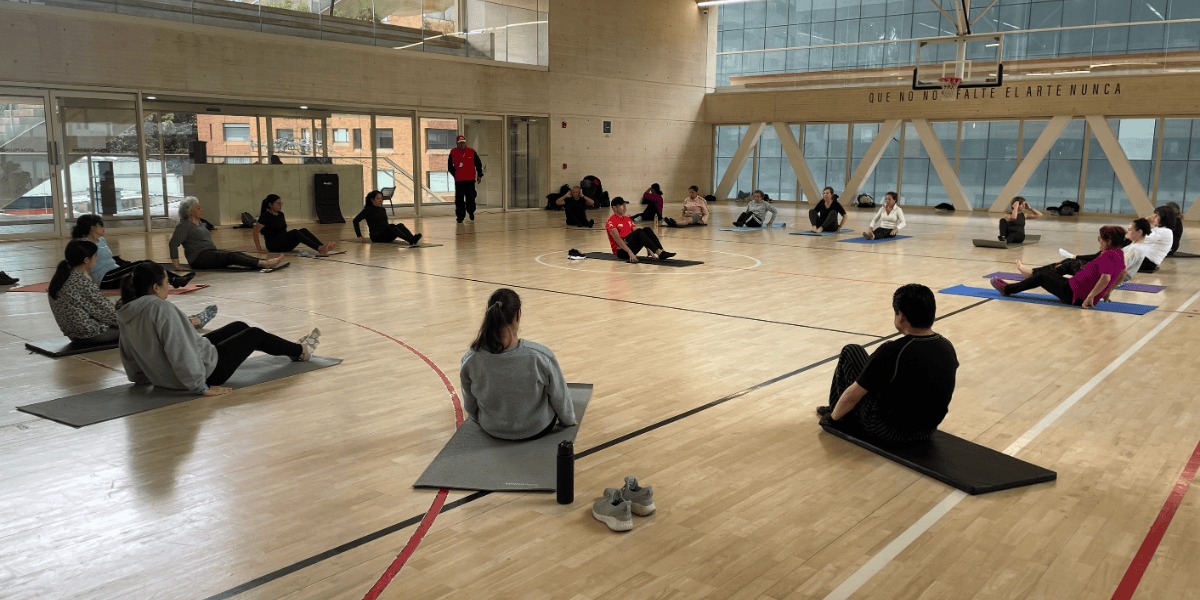 Personas haciendo yoga. 