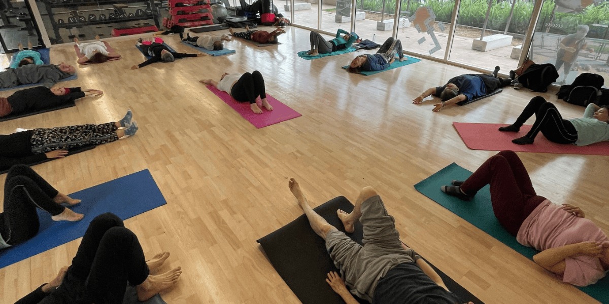 Personas haciendo yoga.