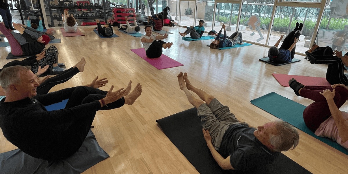 Foto de una clase de yoga.