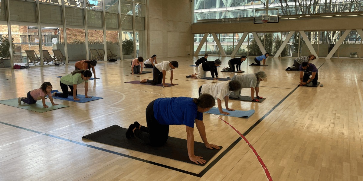 Personas en clase de Yoga.