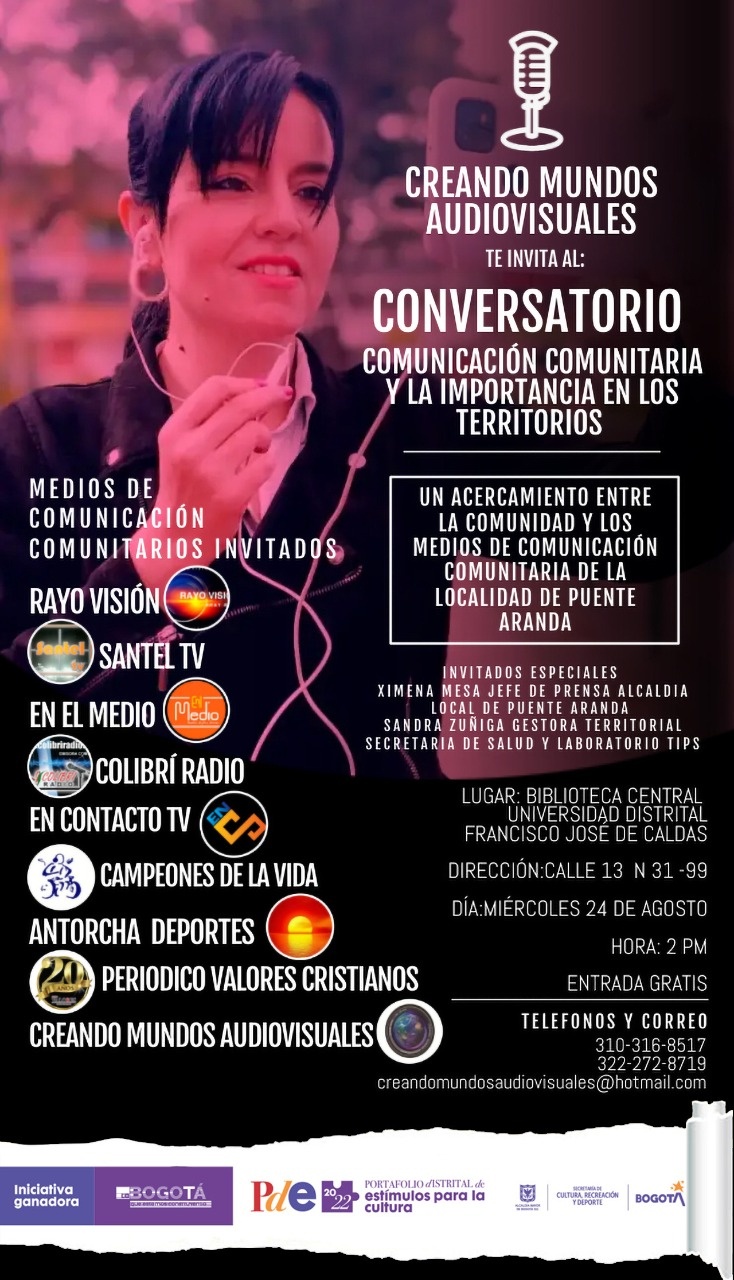 Imagen con mujer de fondo que usa unos audífonos con microfóno. En este poster se cuenta al lado izquierdo con el nombre de los medios invitados y al lado derecho con el nombre del evento, su slogan, y la información del evento y datos de contacto