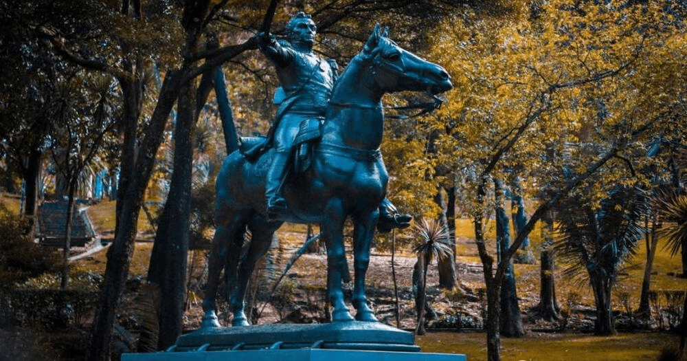Estatua de Bolívar sobre caballo en el parque La independencia