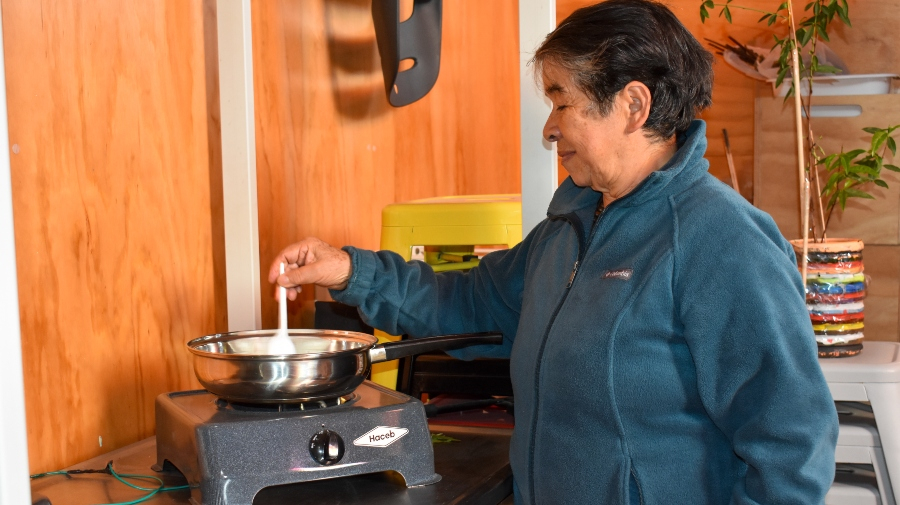 María brígida cocinando