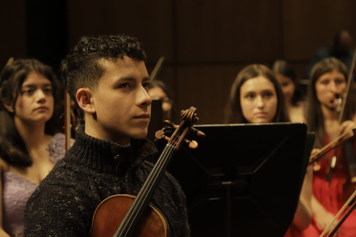 Santiago Ávila, el joven primer violín de la Orquesta Filarmónica Prejuvenil