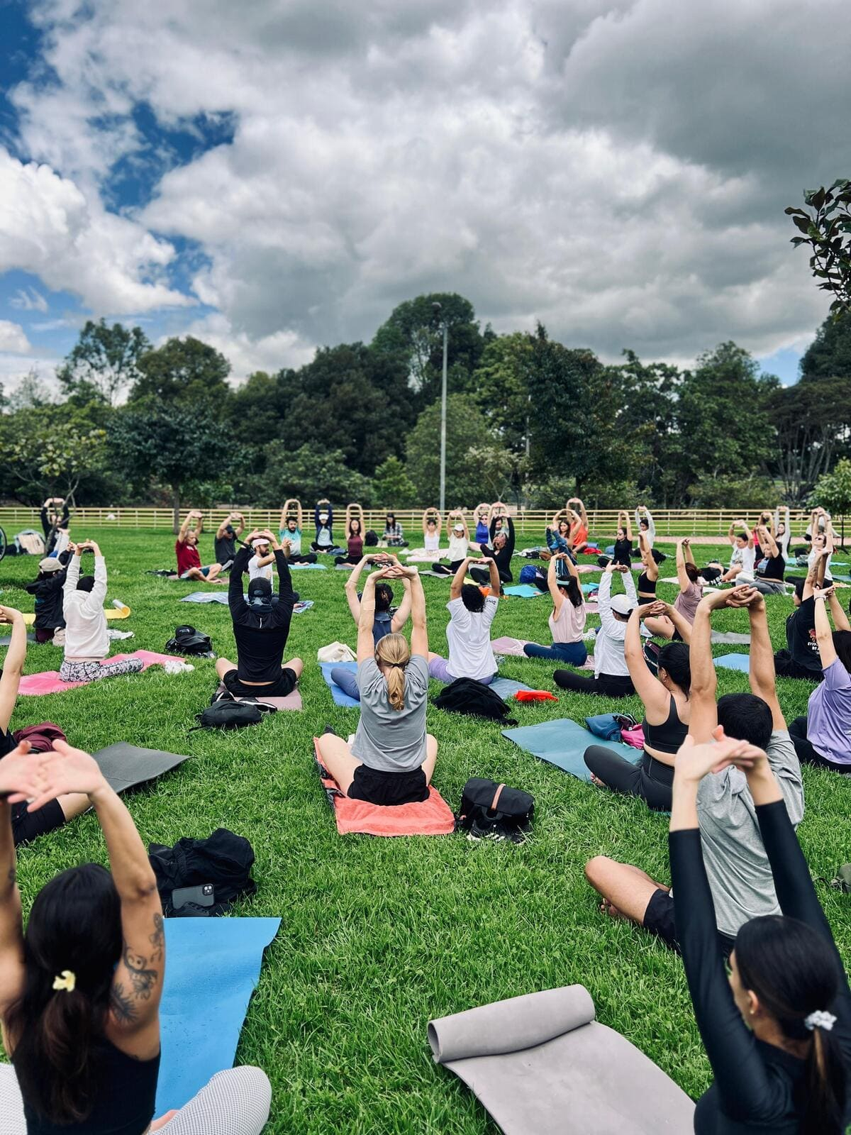Personas haciendo yoga en la Virgilio Barco