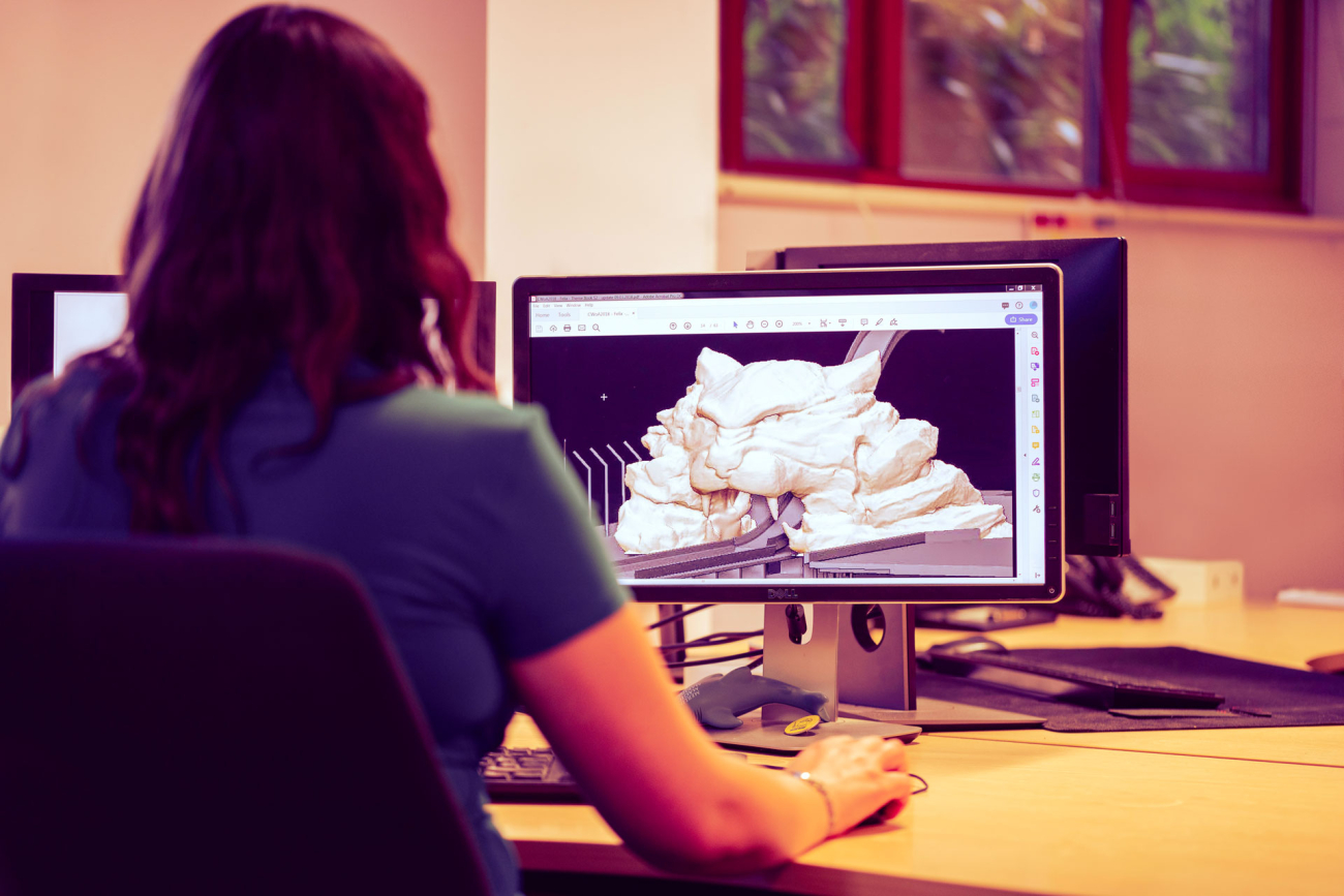 Mujer trabajando en computador