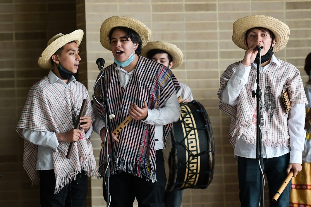 Arte en el colegio - Agrupación de jóvenes cantando