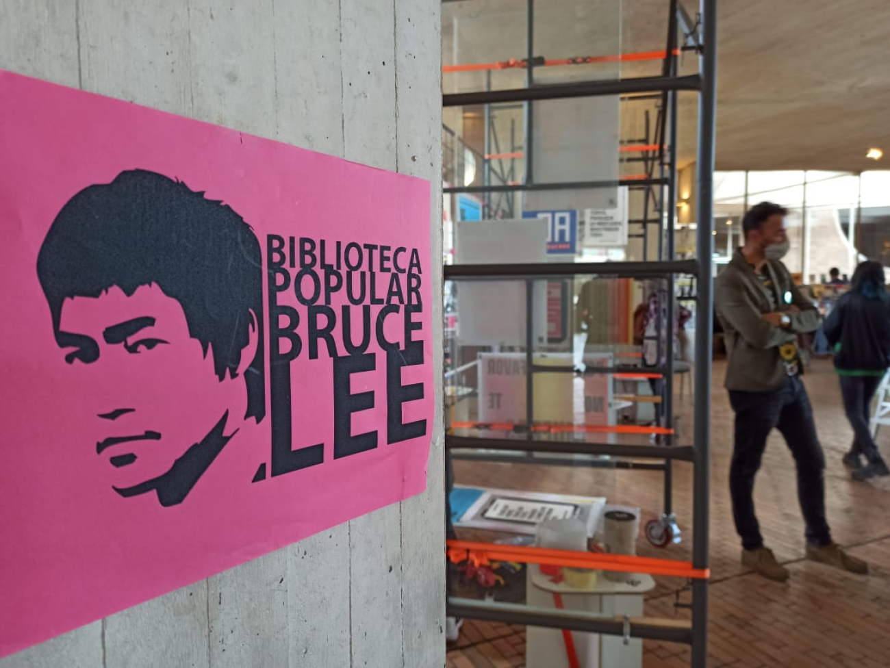 Convocatorias para artistas - Afiche que dice Biblioteca popular Bruce Lee