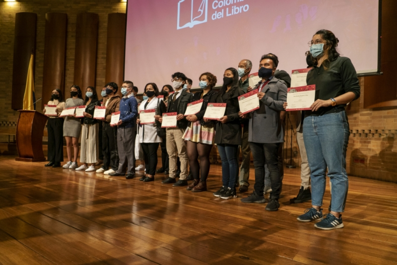 Bogotá en 100 palabras ganadores - Grupo de personas con diploma