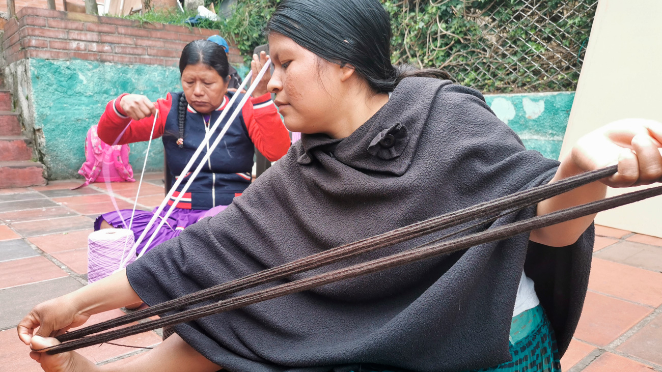 mujer indígena tejiendo