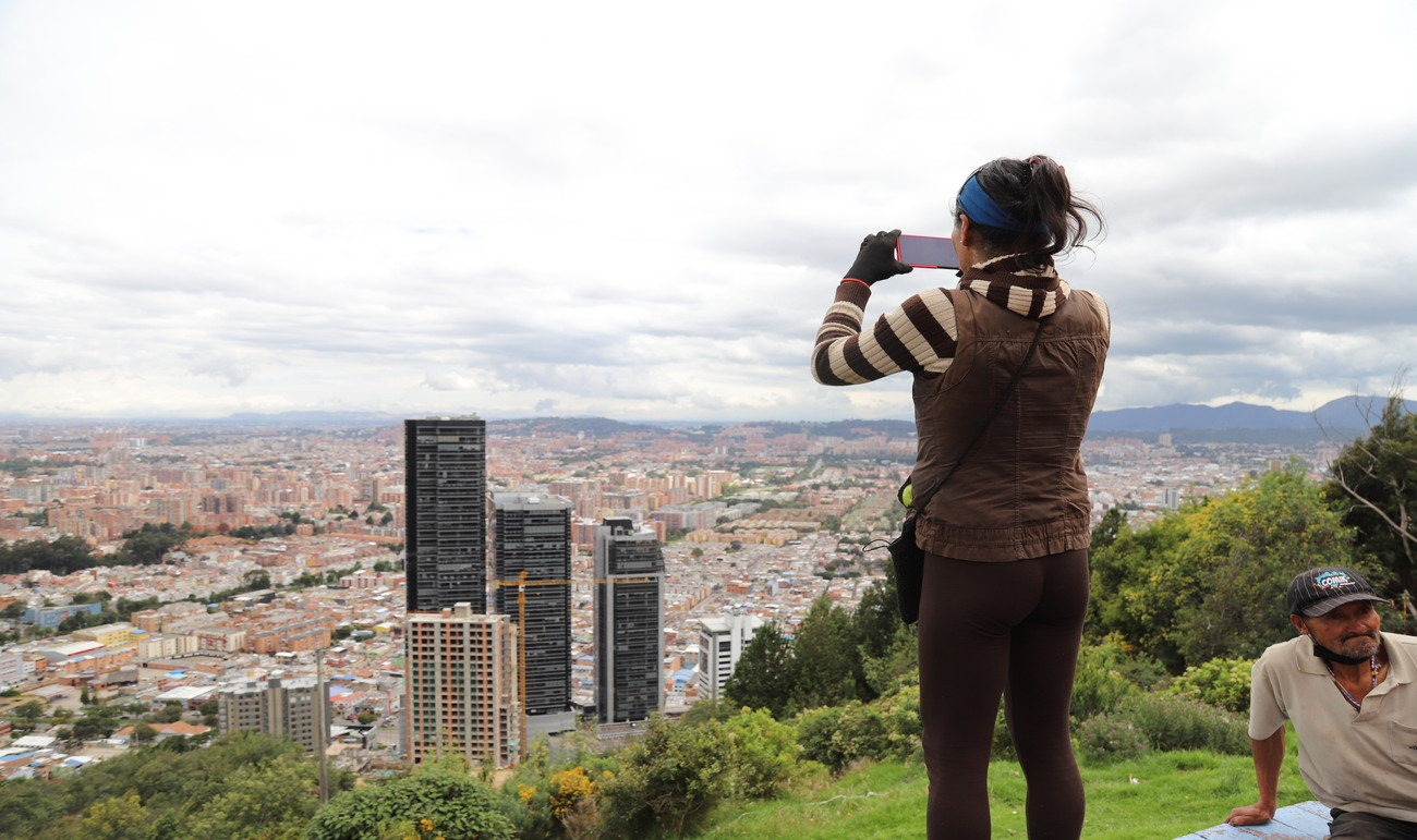 Salud mental | Persona tomando foto a Bogotá