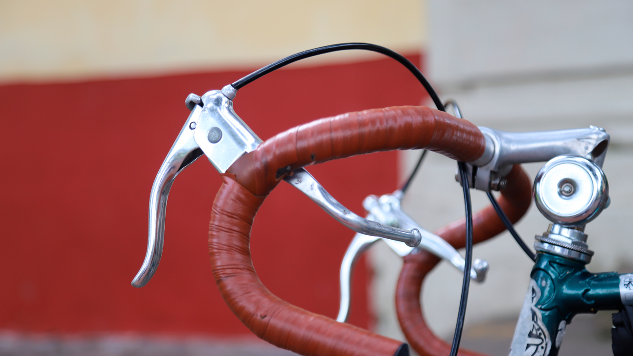 foto de primer plano de un manubrio de bicicleta