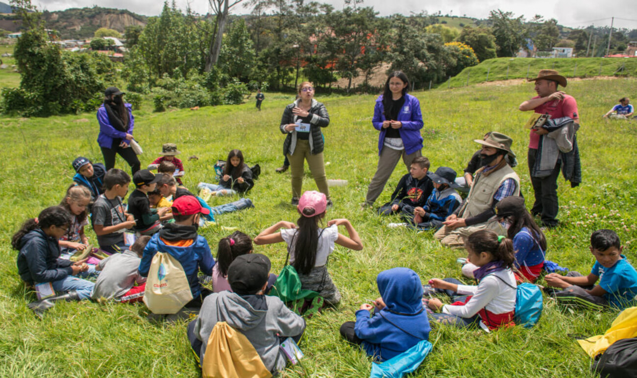 Personas reunidas al aire libre