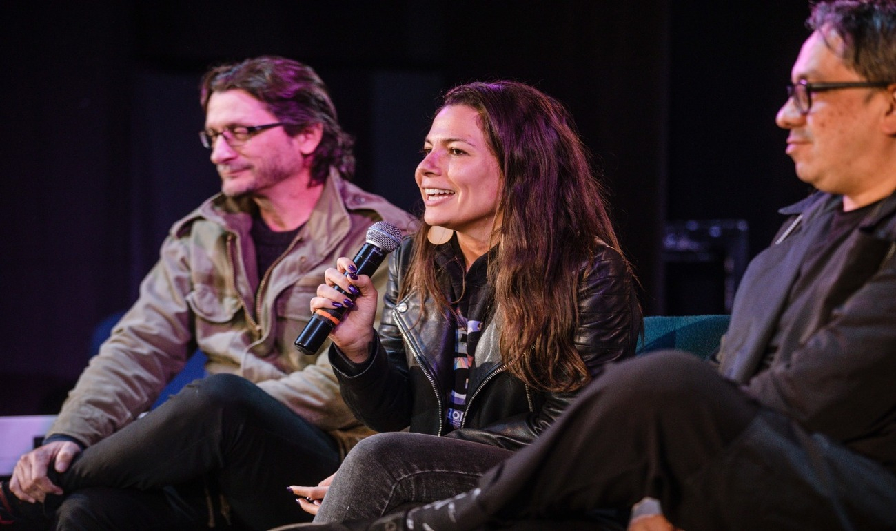 Tres personas en un panel