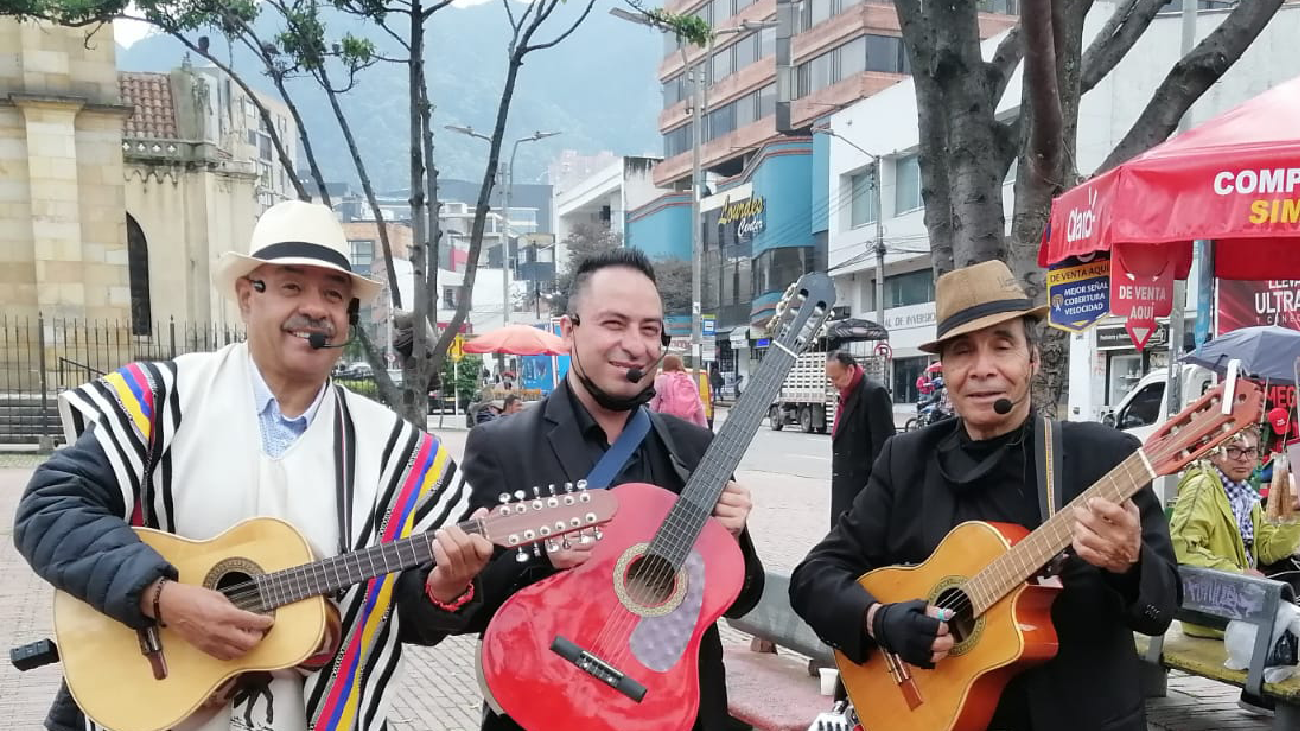 trío musical tocando en luna plaza