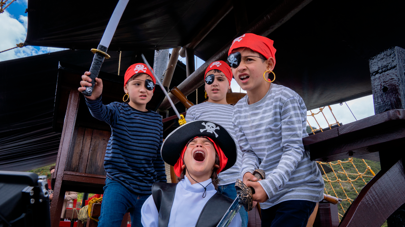 niños disfrazados de piratas