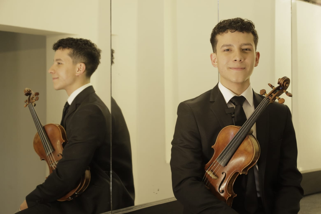 Santiago Ávila, concertino de la Orquesta Filarmónica Prejuvenil