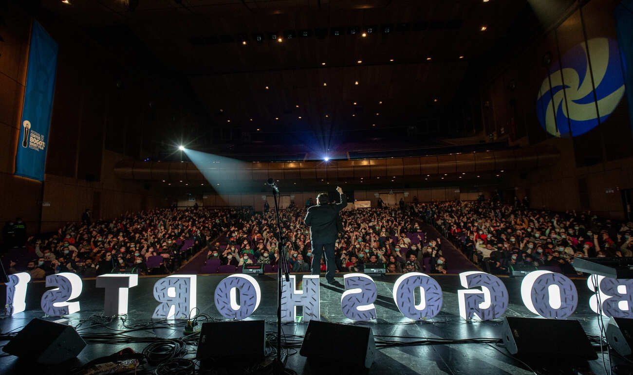 Persona frente a público