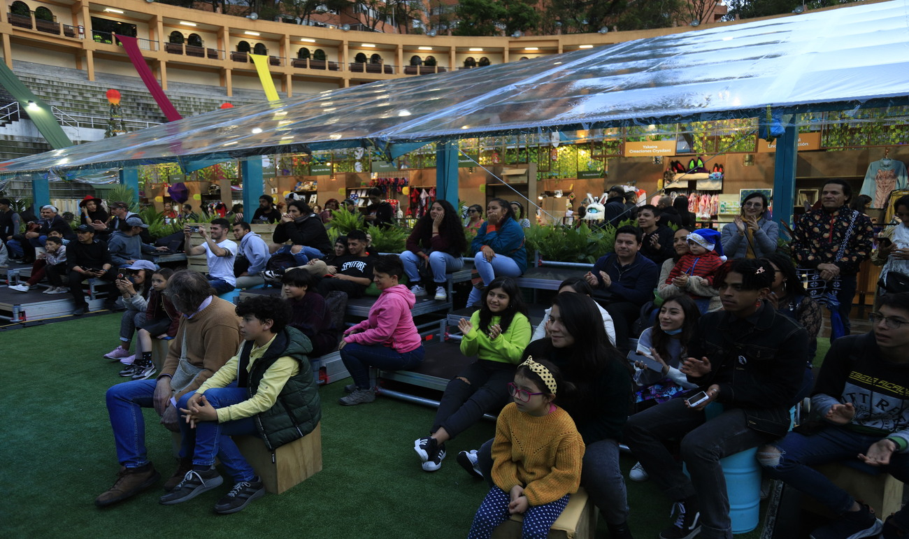 Grupo de personas en una feria