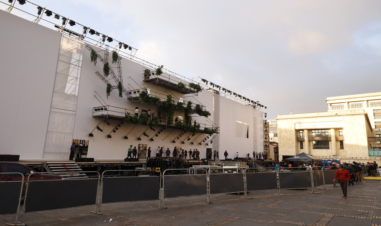 Montaje árbol en Plaza de Bolívar