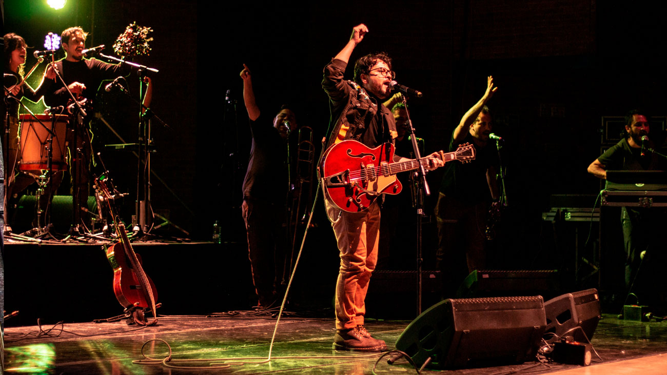 grupo musical en un escenario