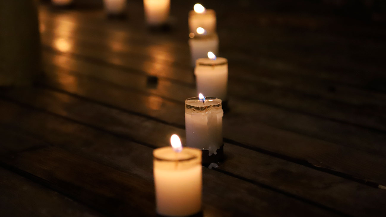Varias velitas iluminadas