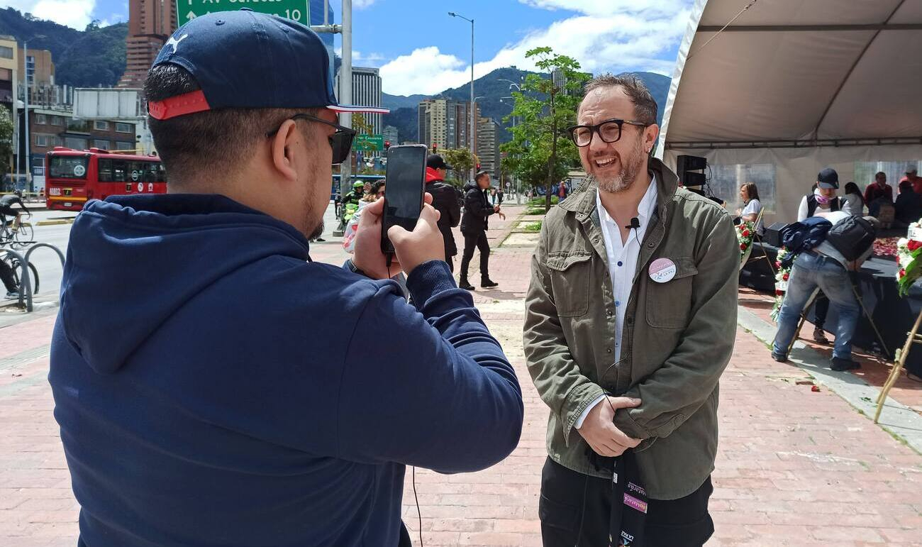 Un hombre entrevistando a otro hombre