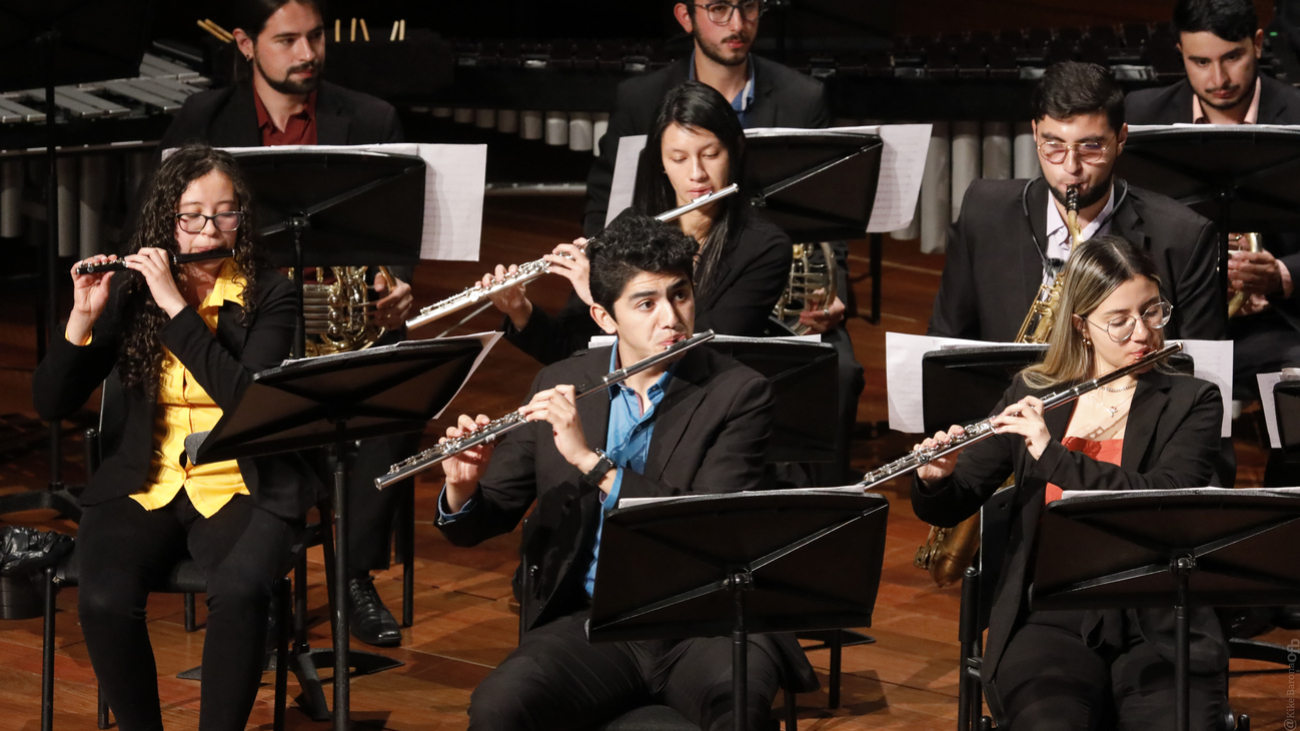 Personas tocando instrumentos