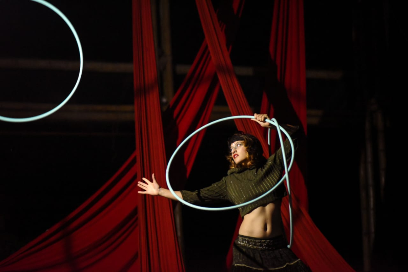 Artista circense con aros