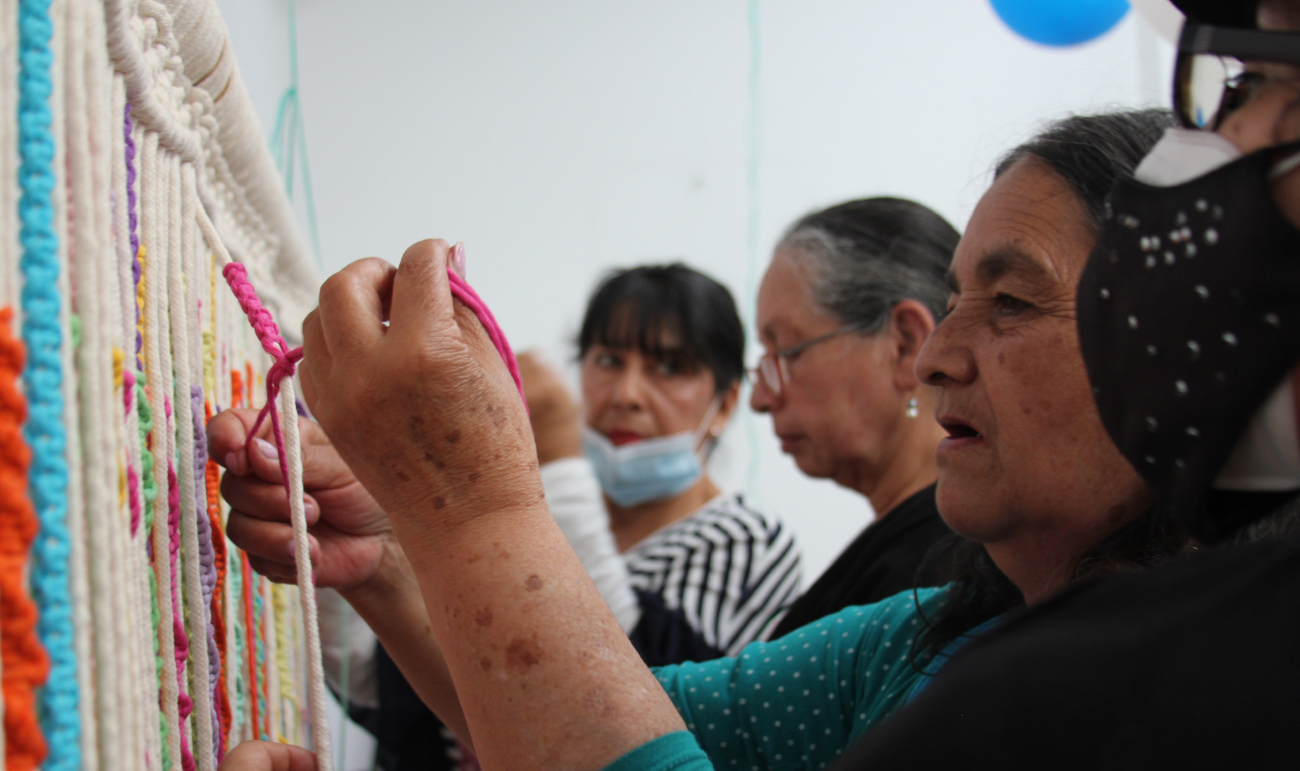 Mujeres tejiendo