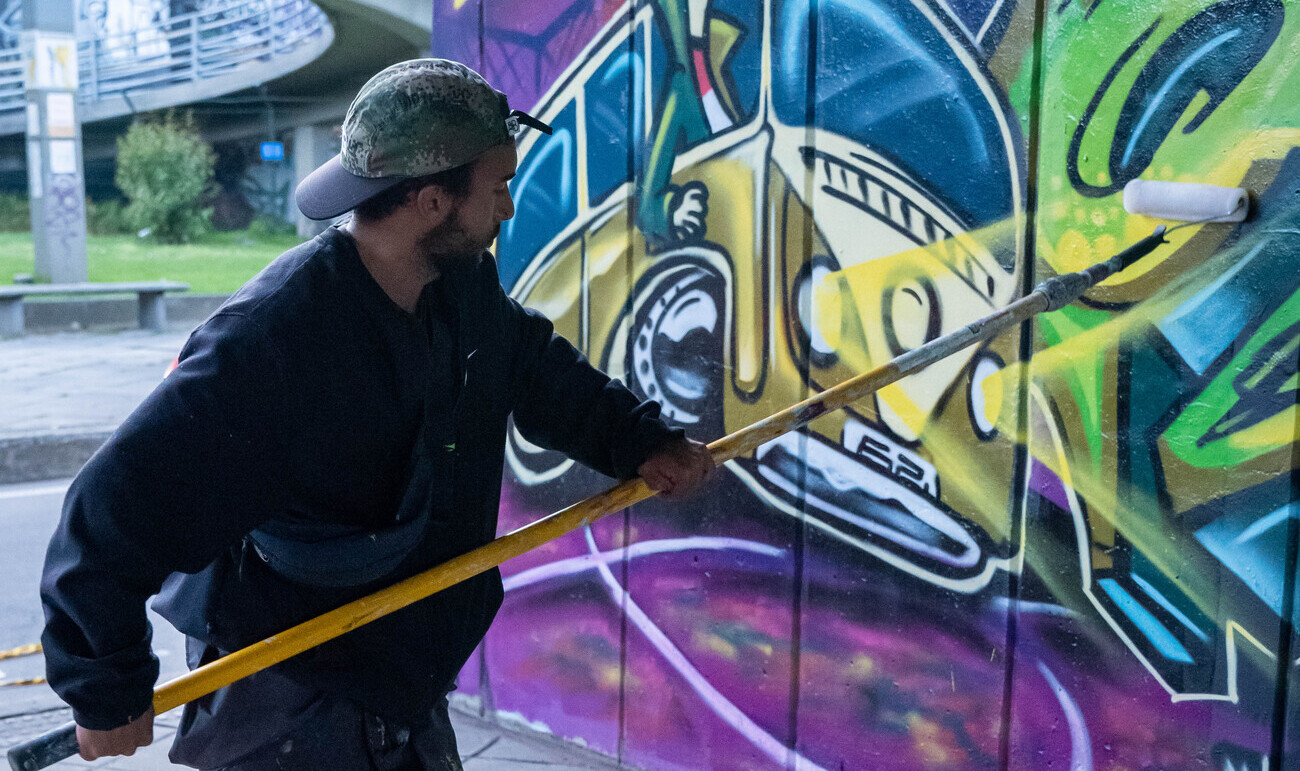 Artista urbano pintando