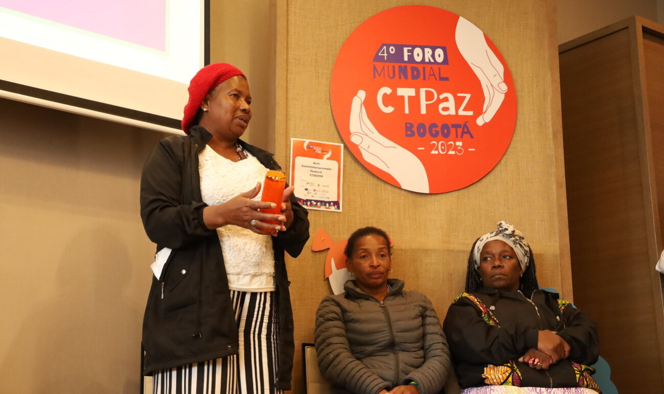 Tres mujeres afro en foro de paz