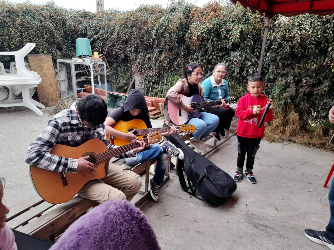 Jóvenes tocando instrumentos de cuerda