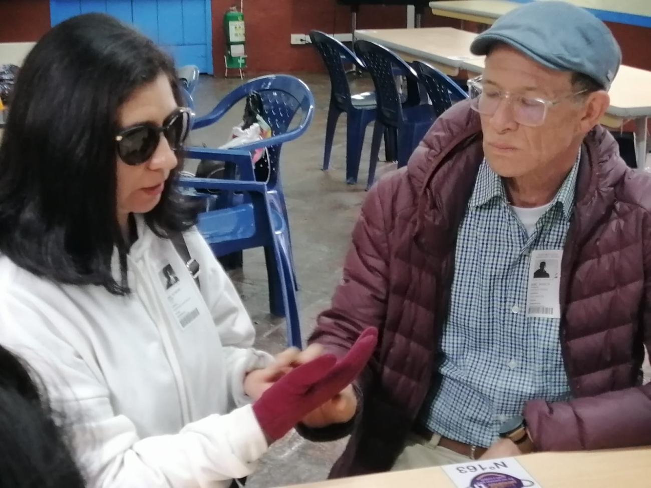 Pilar Barragán en compañía de Enrique King (Guía-intérprete).