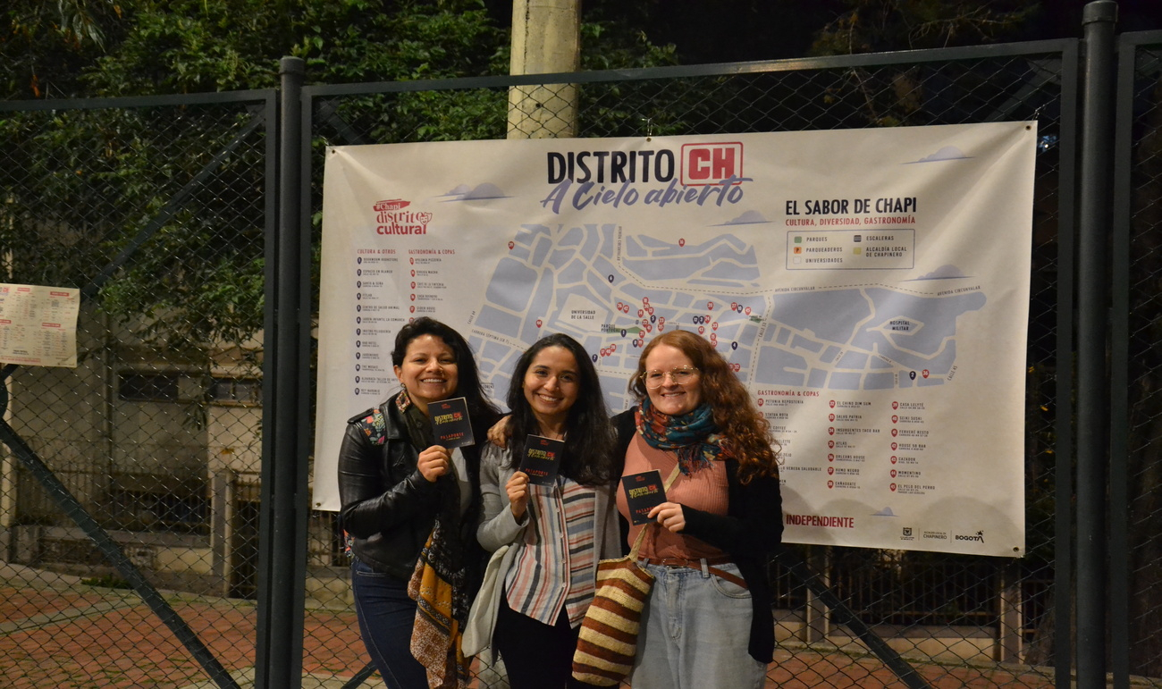 tres mujeres jóvenes posando