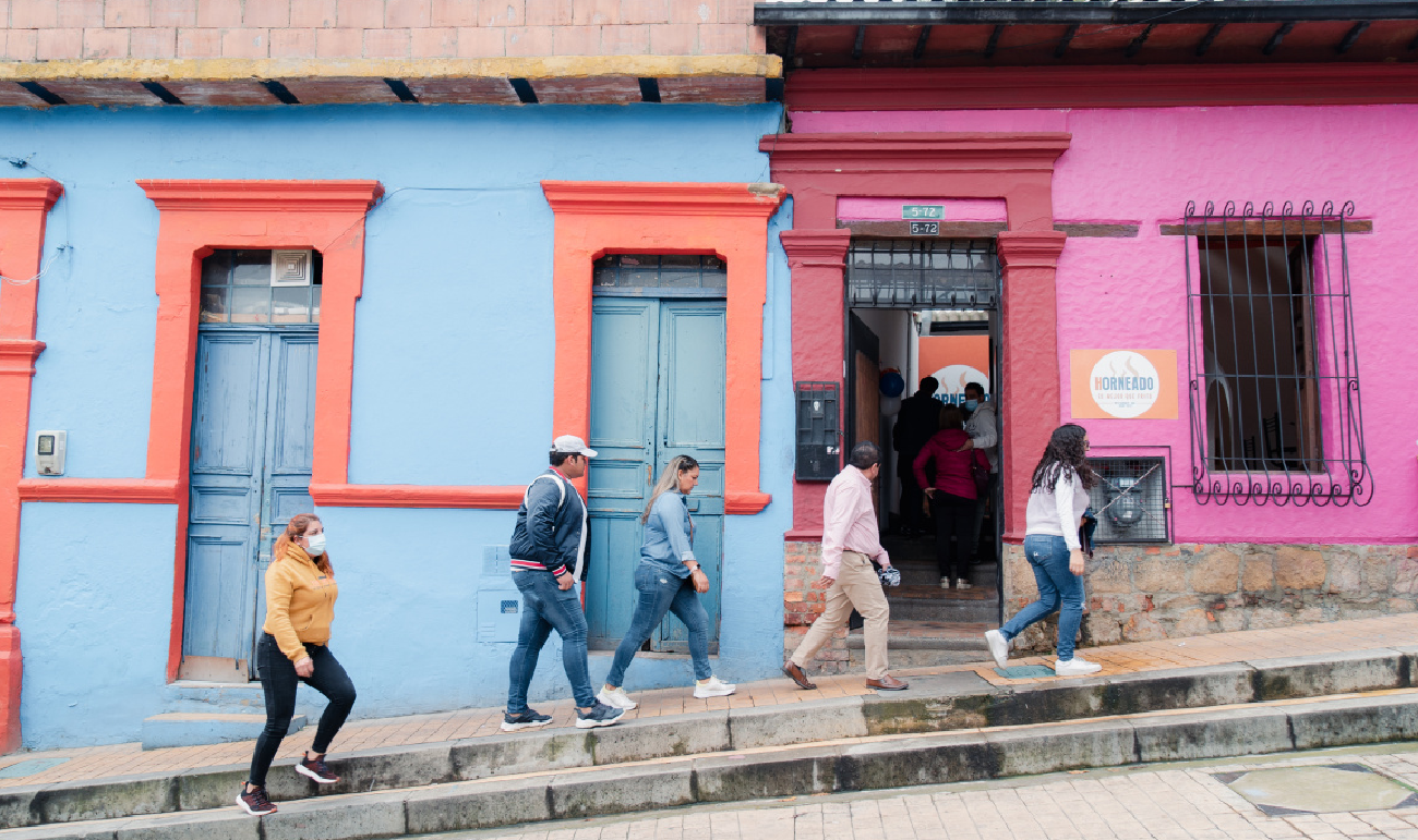 Gente caminando por una calle colonial